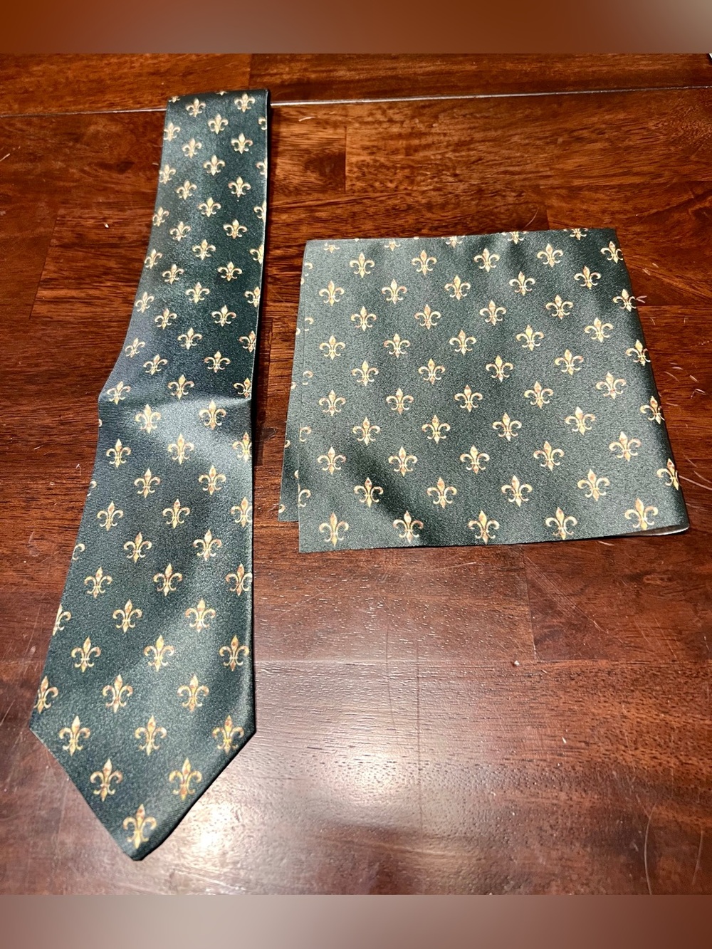 Men's Green Fleur De Lis Tie & Pocket Square Set Gold Floral Necktie New